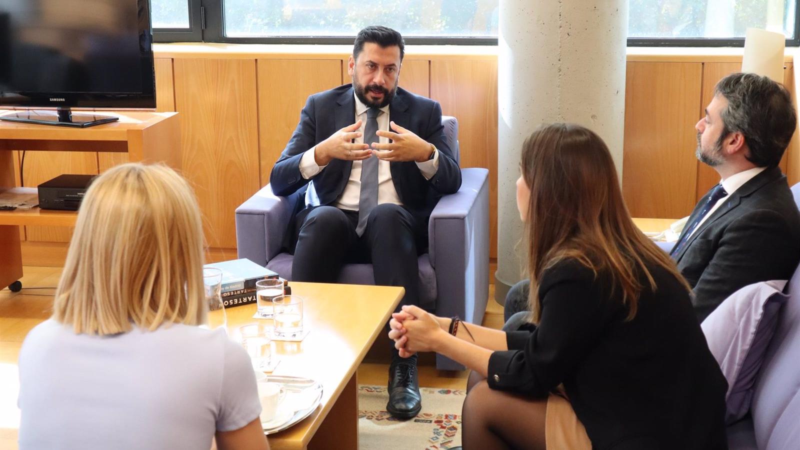 El portavoz del PP en la Asamblea lamenta ante el ministro consejero de la Embajada de Israel que miembros de Más Madrid fueran a la manifestación propalestina