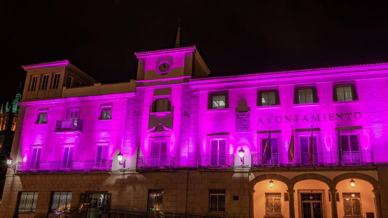 La fachada del Ayuntamiento de Colmenar Viejo se tiñe de rosa por el Día Mundial contra el Cáncer de Mama