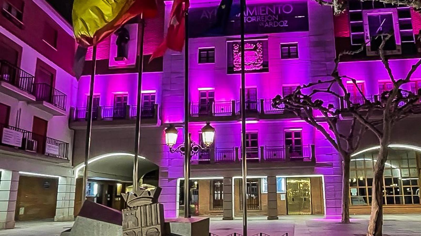 Torrejón se tiñe de rosa como muestra de apoyo a las mujeres que sufren cáncer de mama