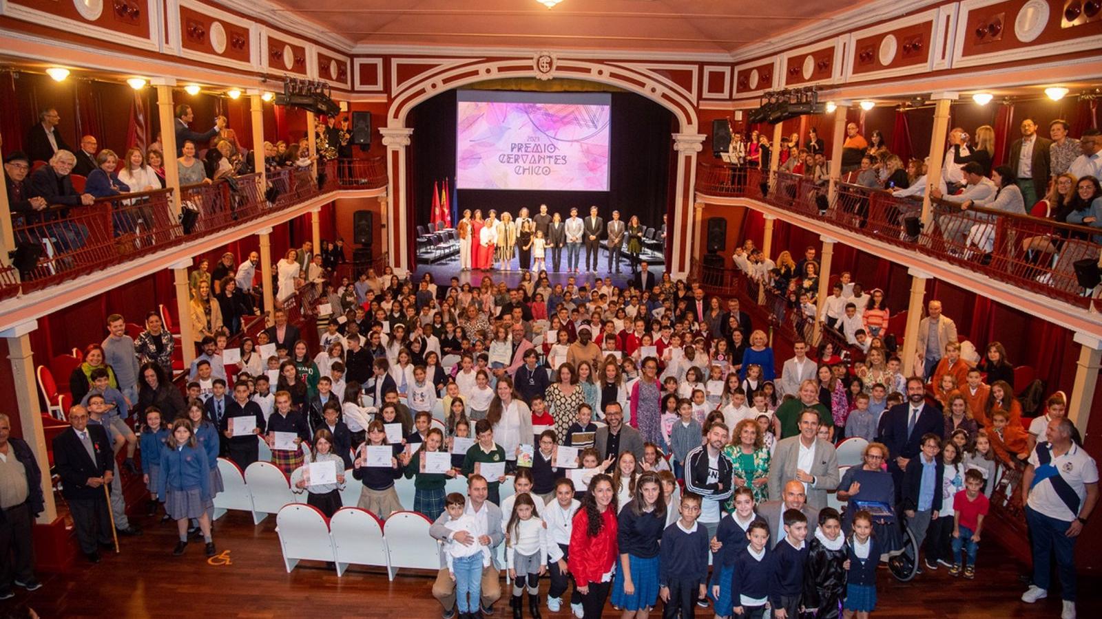 El escritor Pedro Mañas recibe en Alcalá el Cervantes Chico ante 240 alumnos de primaria premiados por sus valores