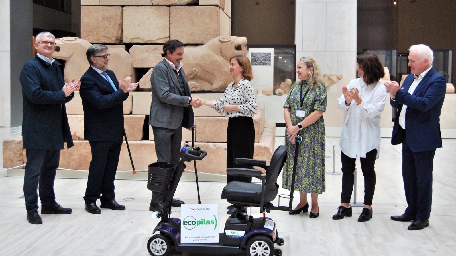 Los museos Arqueológico, de Antropología y del Traje ofrecen un servicio de préstamo a personas con movilidad reducida