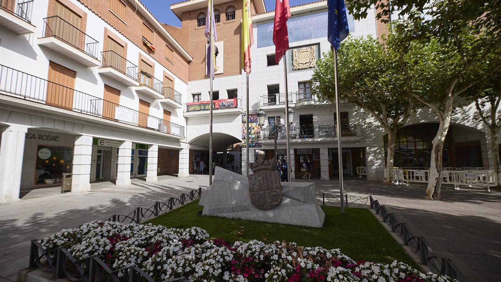 Torrejón contrata a 60 vecinos desempleados que desarrollarán tareas de mantenimiento o administrativas