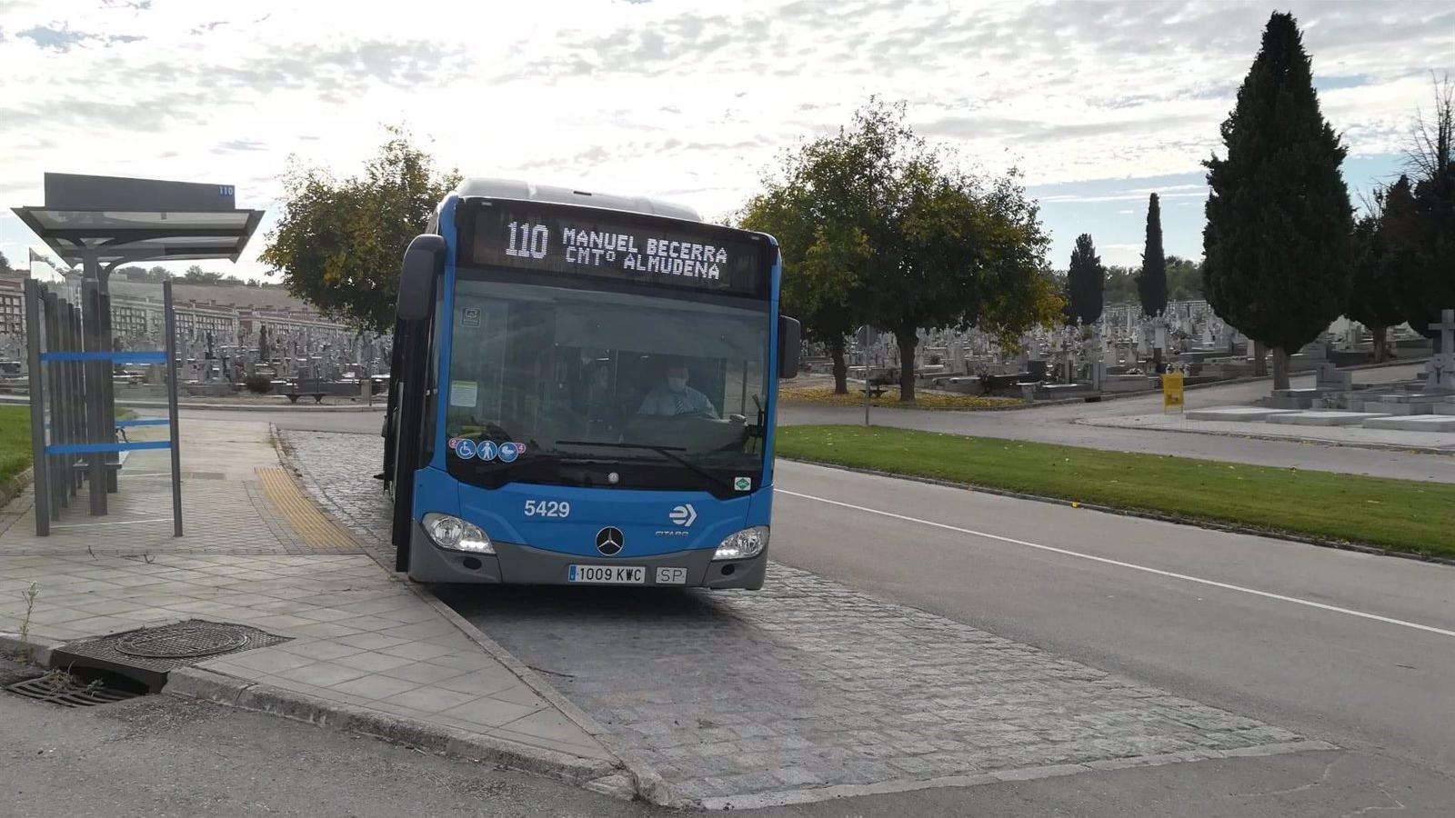 La EMT comienza a reforzar los autobuses a cementerios y activa dos servicios especiales por Todos los Santos