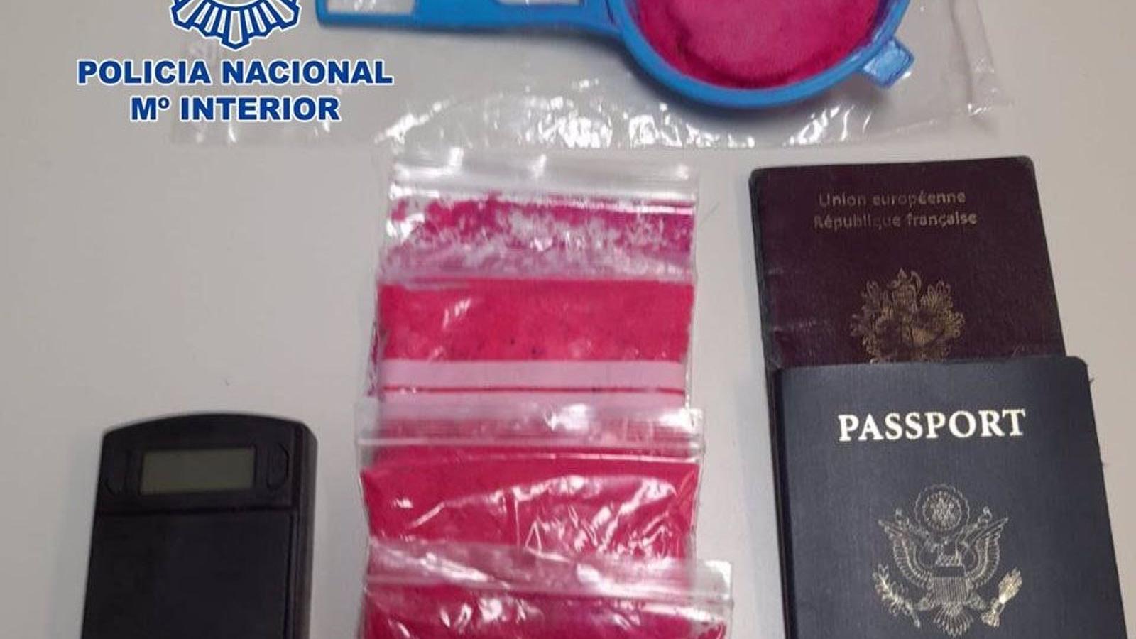  Detenido en Moncloa un hombre que llevaba más de 100 ramos de cocaína rosa en una maleta
