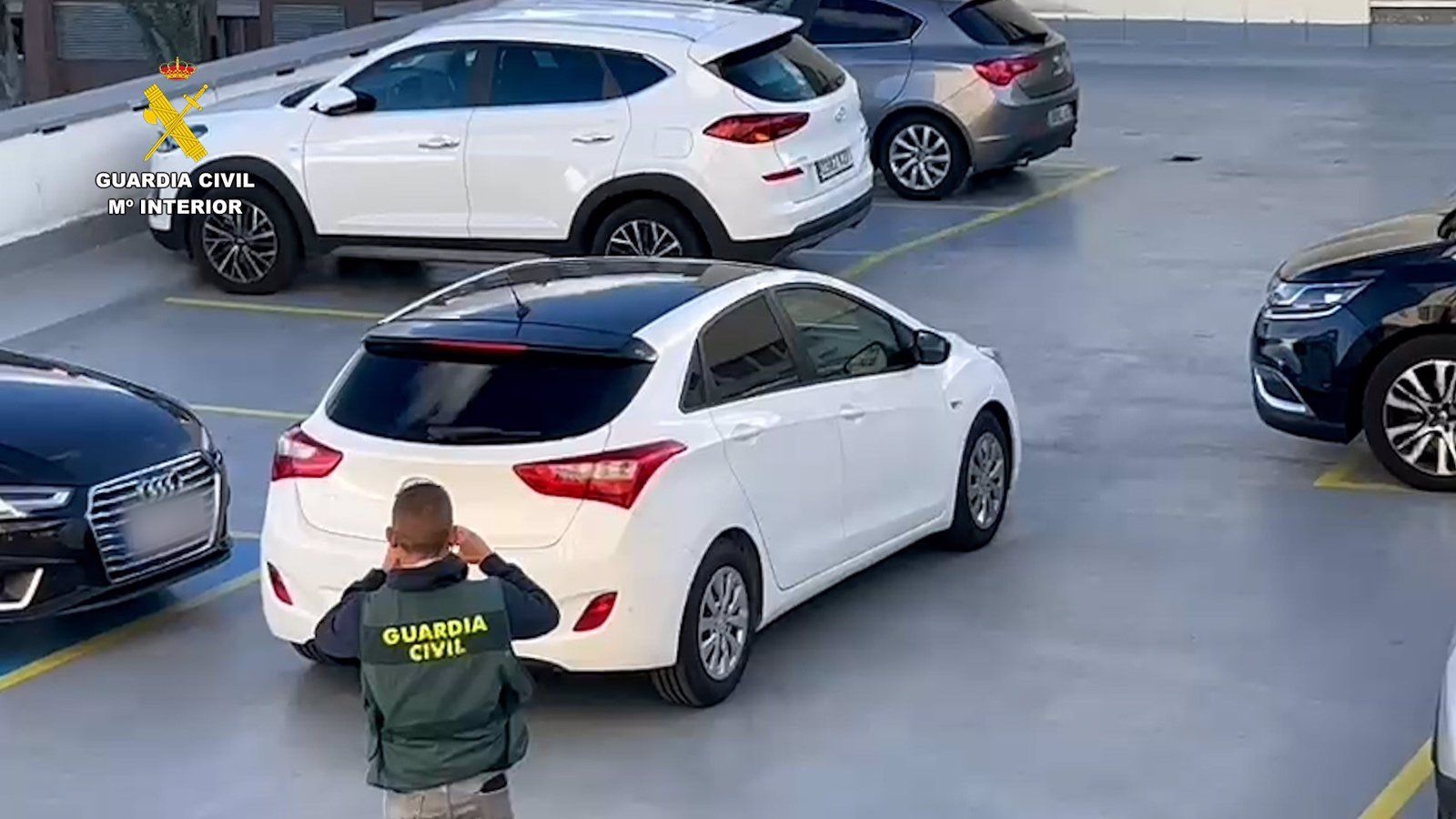 Detenidos los conductores de un vehículo y una furgoneta que chocaron por imprudencia y el vídeo se hizo viral