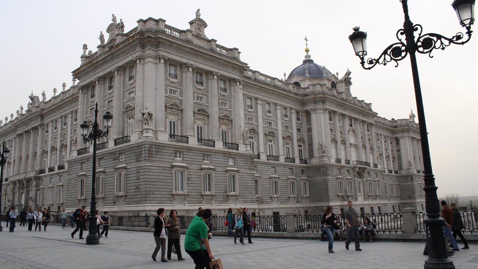 El Ayuntamiento de Madrid realiza 39 actuaciones de conservación en la Plaza de Oriente y cambiará el pavimento