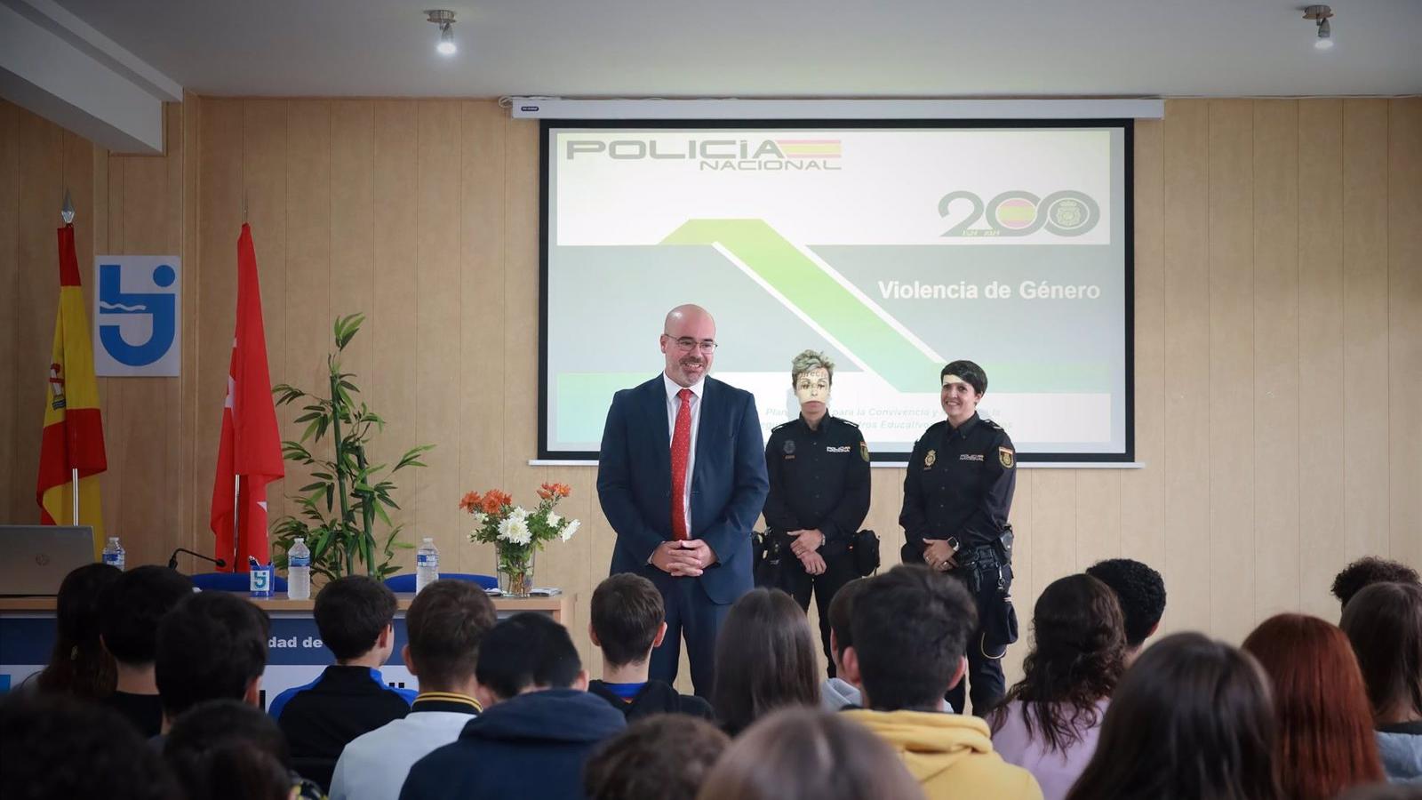 Charlas de policías y guardias civiles en los colegios de la región para mejorar la seguridad y la convivencia en los centros