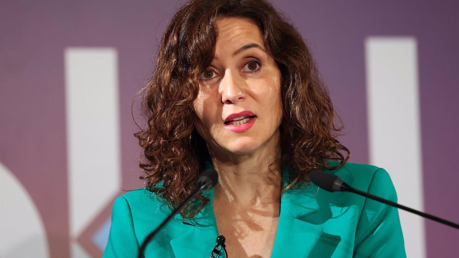 Díaz Ayuso critica que el Gobierno envíe a los migrantes a la Península "para quitárselos de encima"