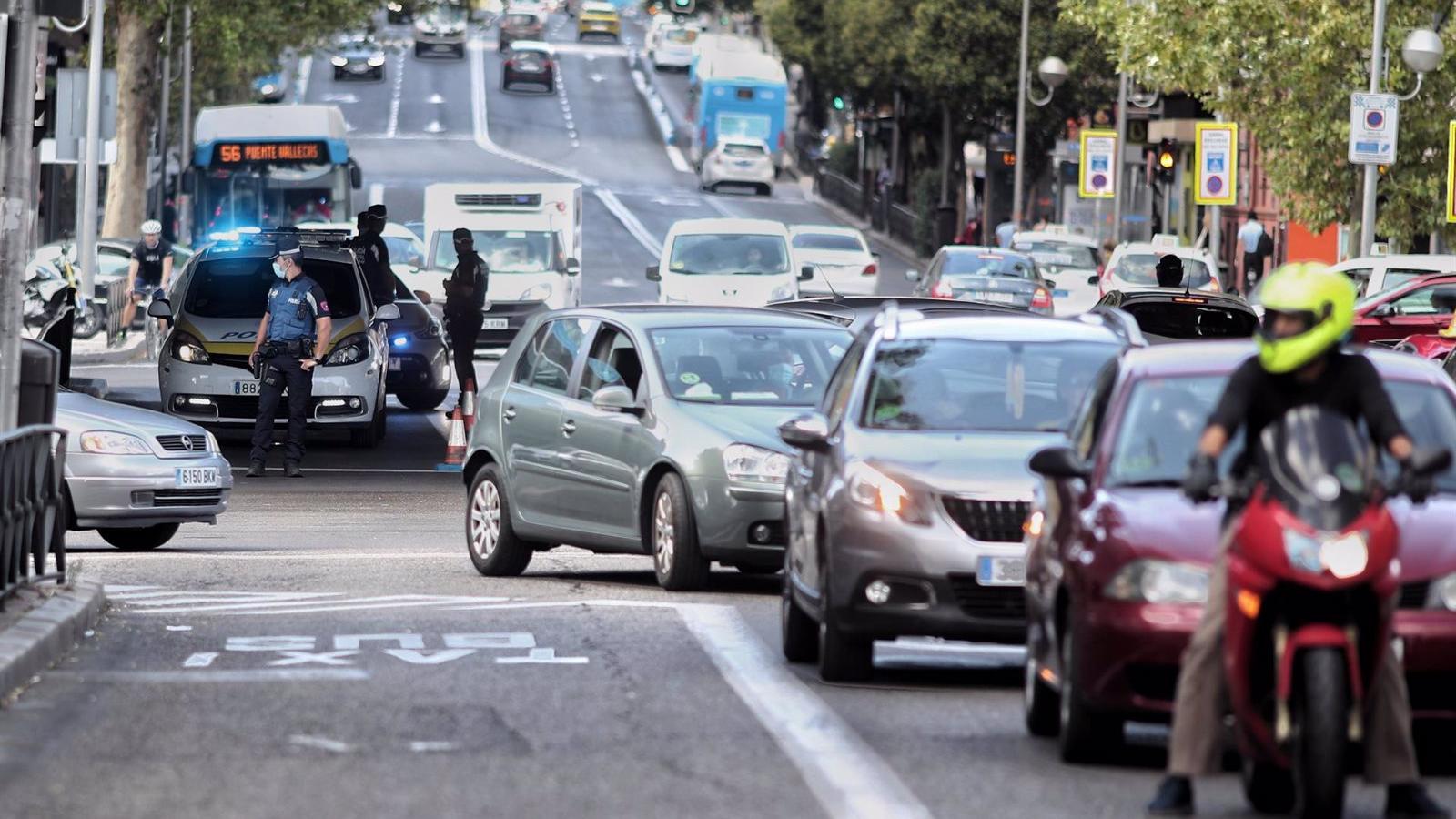 El TSJM eleva la pena a un conductor que amenazó a un motorista por llevar guantes con la bandera de España