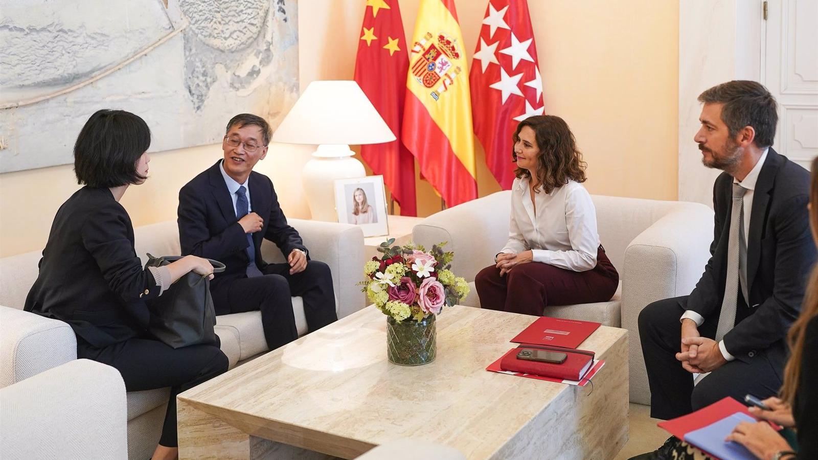 Díaz Ayuso recibe al embajador de la República Popular China en España