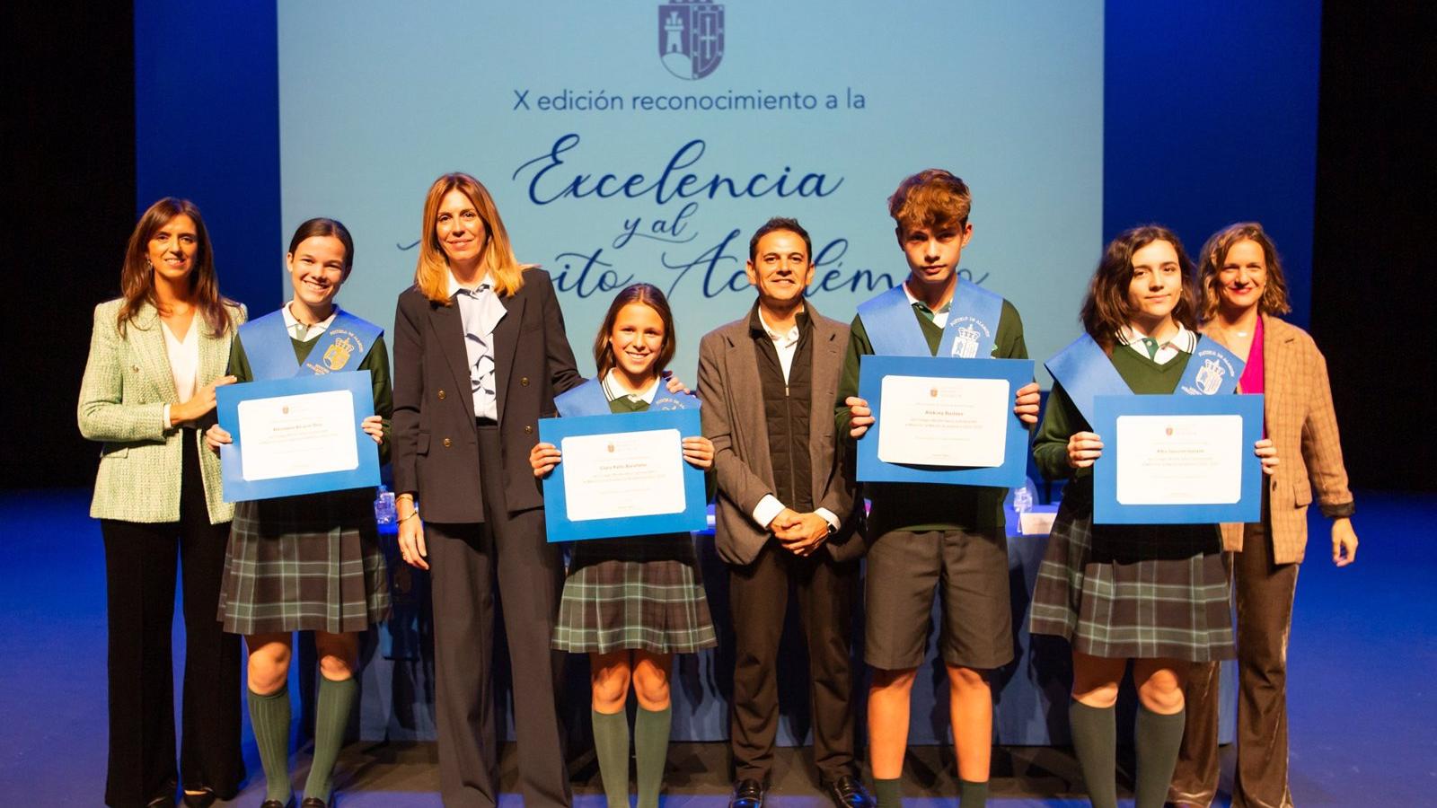 Pozuelo distingue la excelencia académica en el MIRA Teatro con la entrega de 82 becas