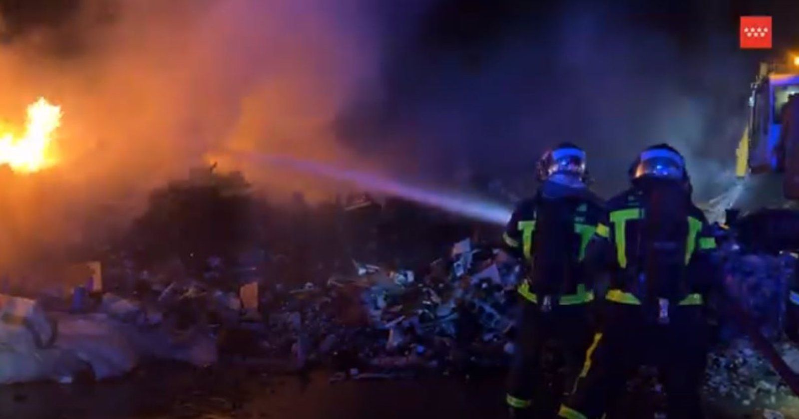 Bomberos de la Comunidad trabajan para extinguir un incendio en una planta de reciclaje en Torrejón de Velasco