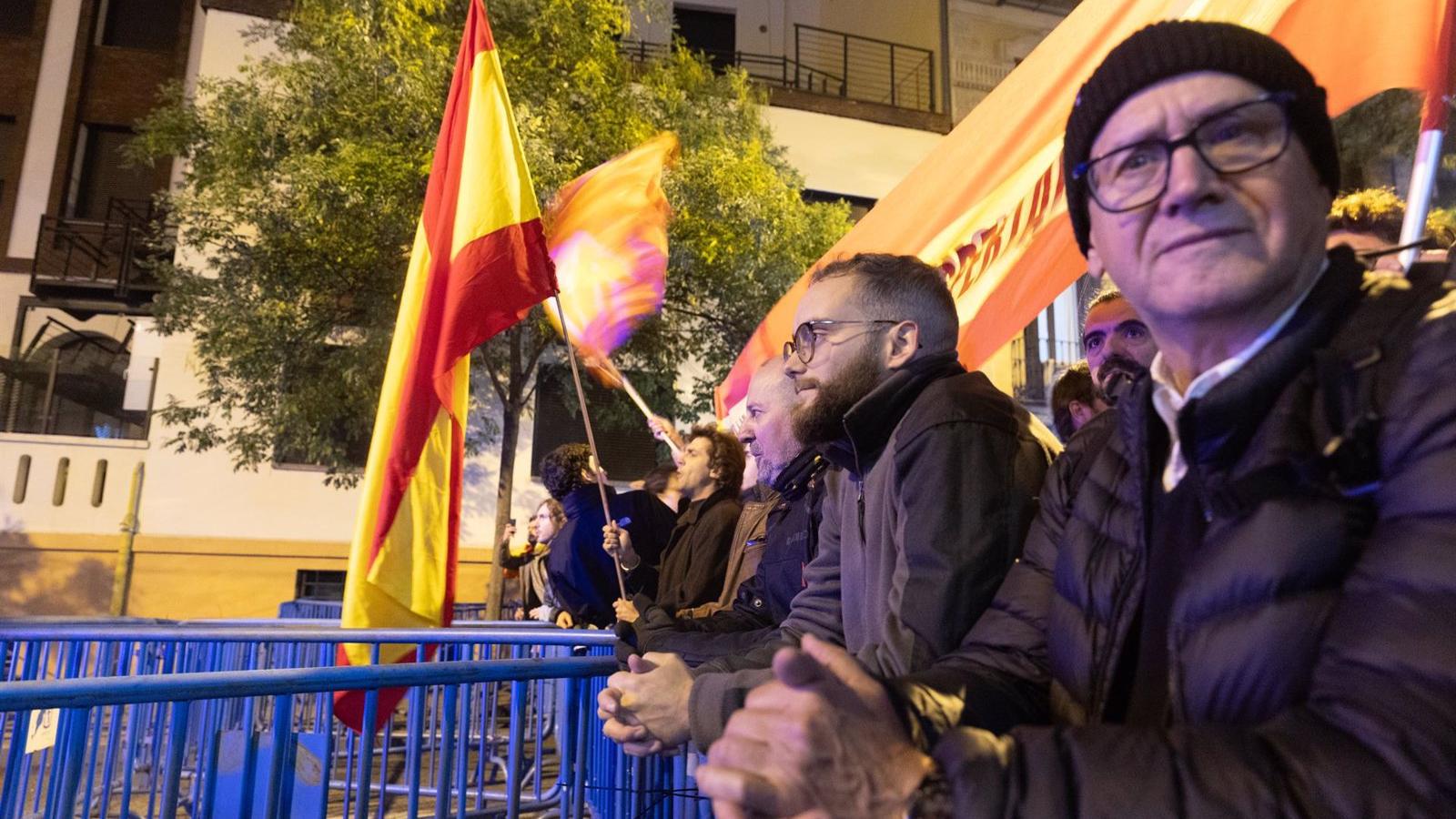 Los manifestantes de Ferraz expulsan de la protesta a dos personas con pasamontañas y bandera franquista