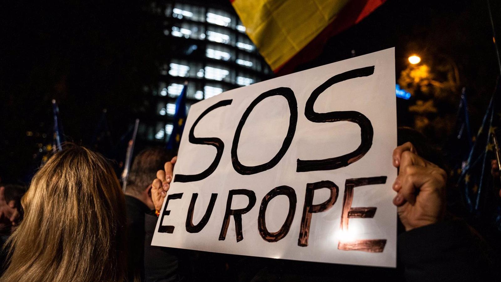Unas 1.500 personas piden a Europa que detenga la amnistía en una protesta frente al Parlamento Europeo en Madrid