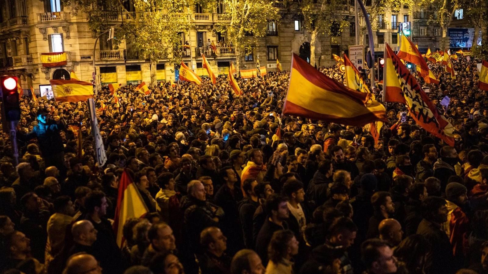 Décima noche de protestas en Ferraz contra la ley de amnistía