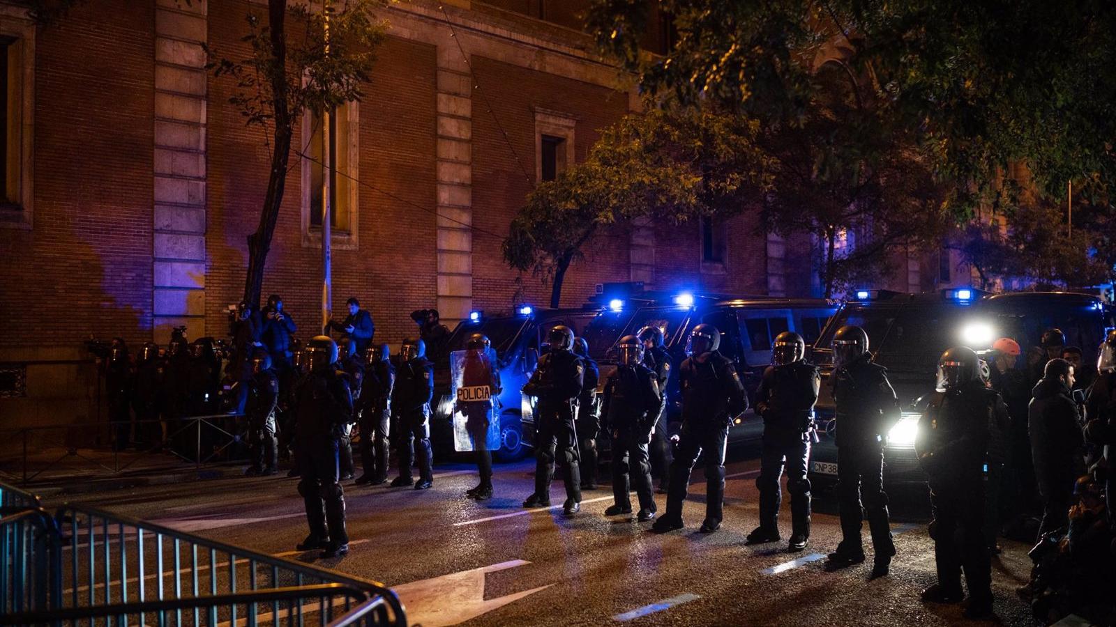 La Policía intenta dispersar a los manifestantes más violentos de la protesta en Ferraz
