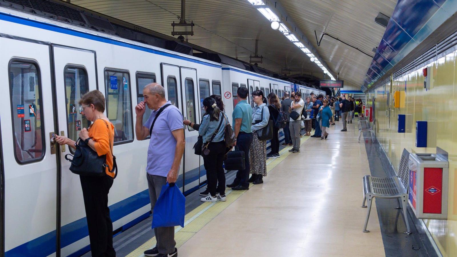  Cinco detenidos por robar móviles en estaciones y vagones de tren en Madrid
