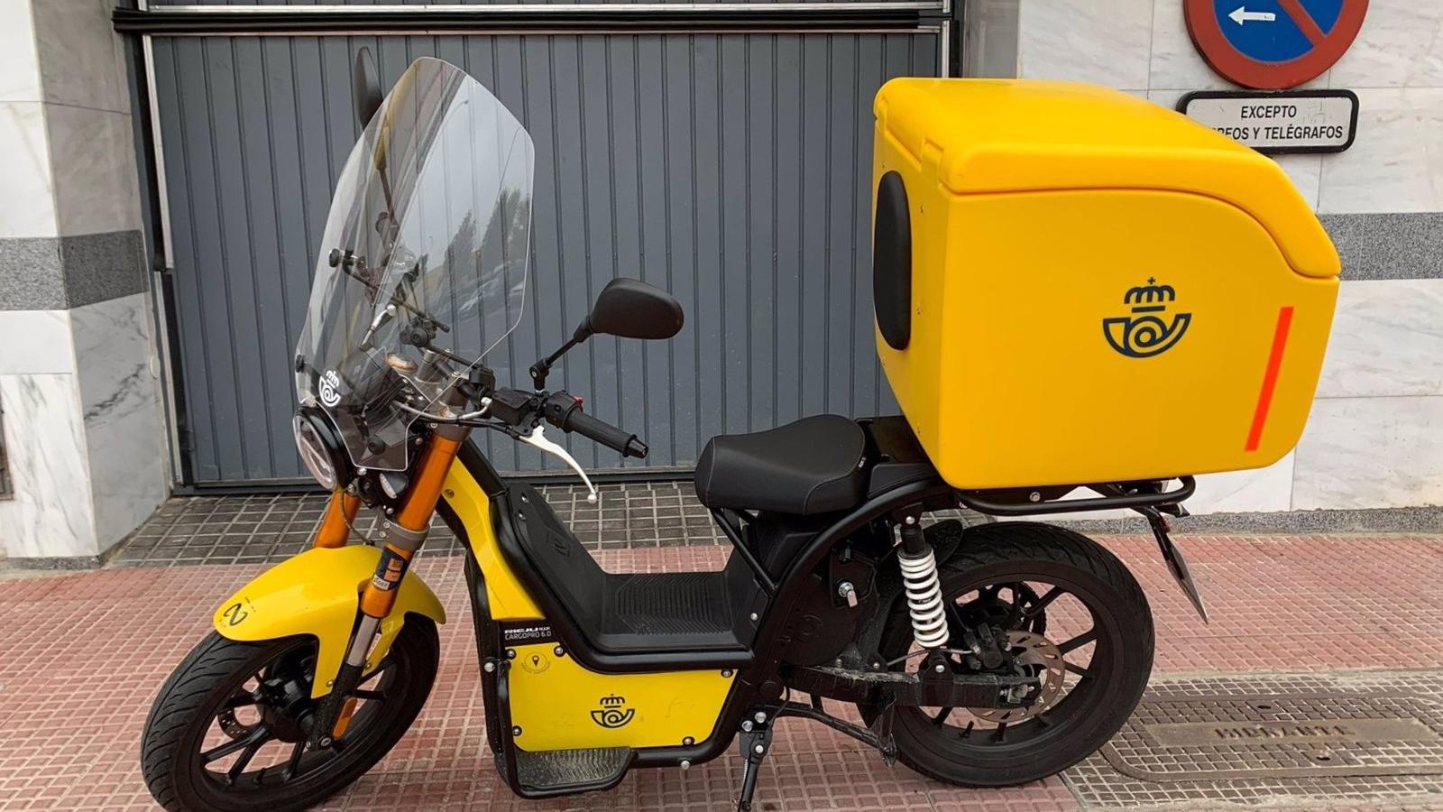 Correos incorpora 12 motos eléctricas ciberseguras a su flota sostenible en Alcalá de Henares