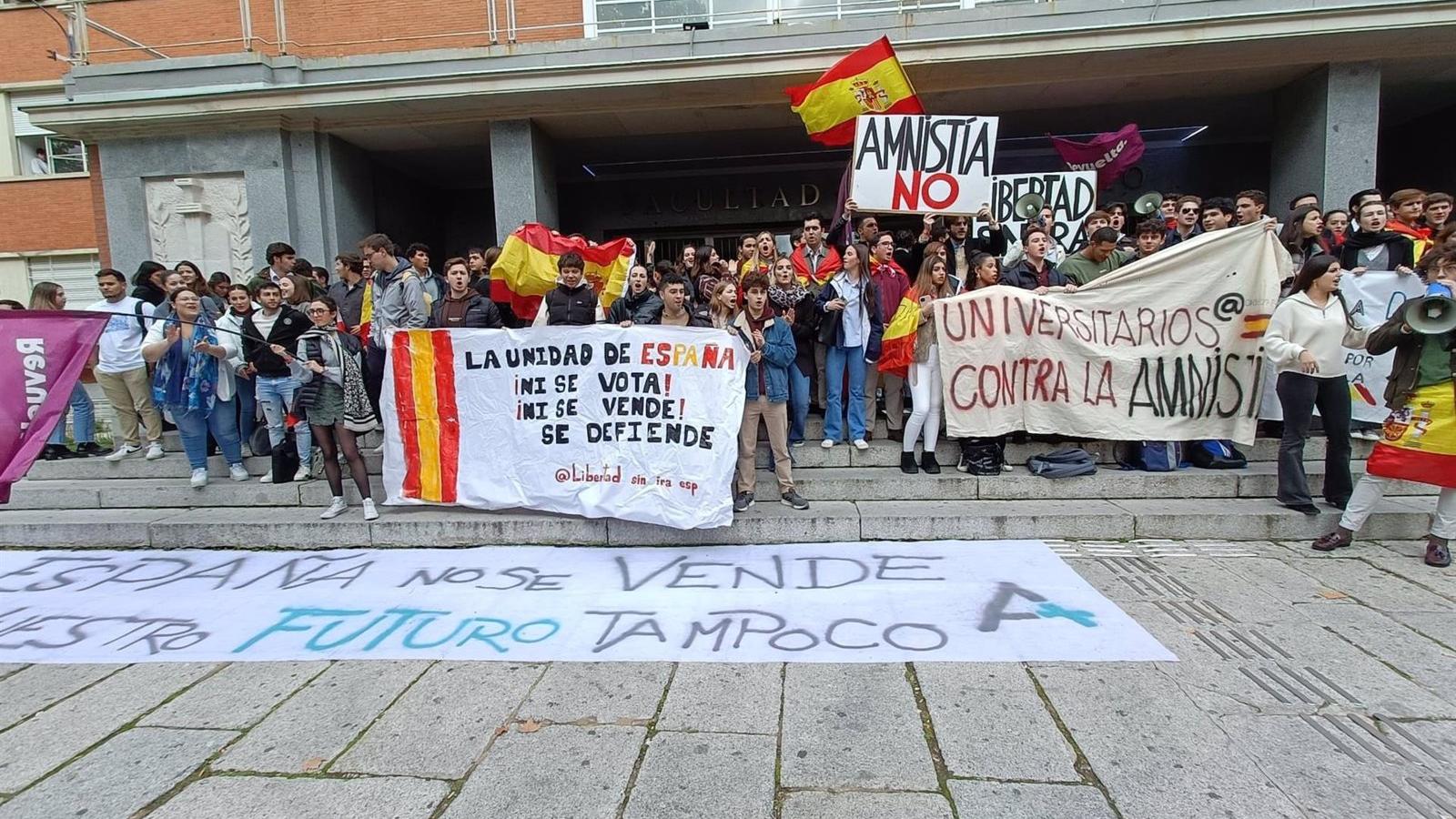 Estudiantes universitarios se concentran contra la amnistía: "La protesta surgió de un alumno del PSOE"