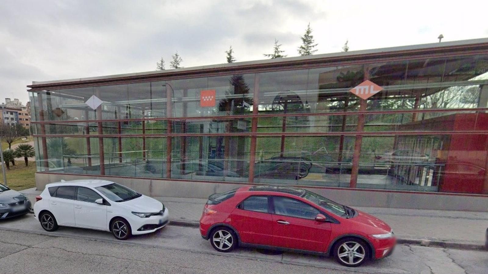  Un coche rompe la cristalera, entra dentro de una estación de Metro en Sanchinarro y casi arrolla a un joven