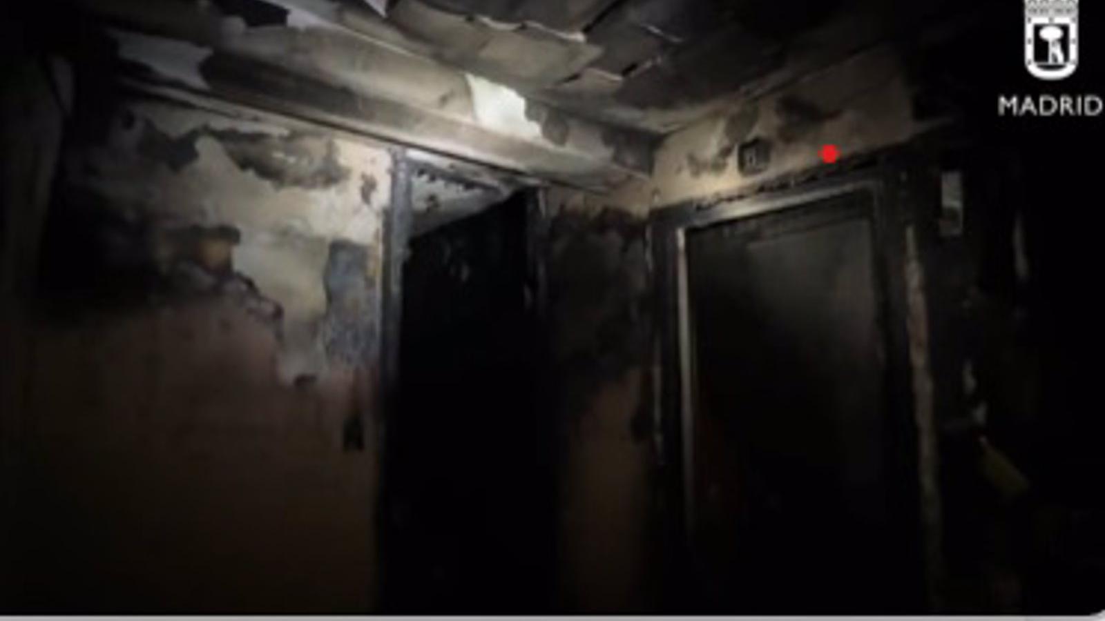 Tres personas atendidas tras saltar de un segundo piso en un incendio en San Blas