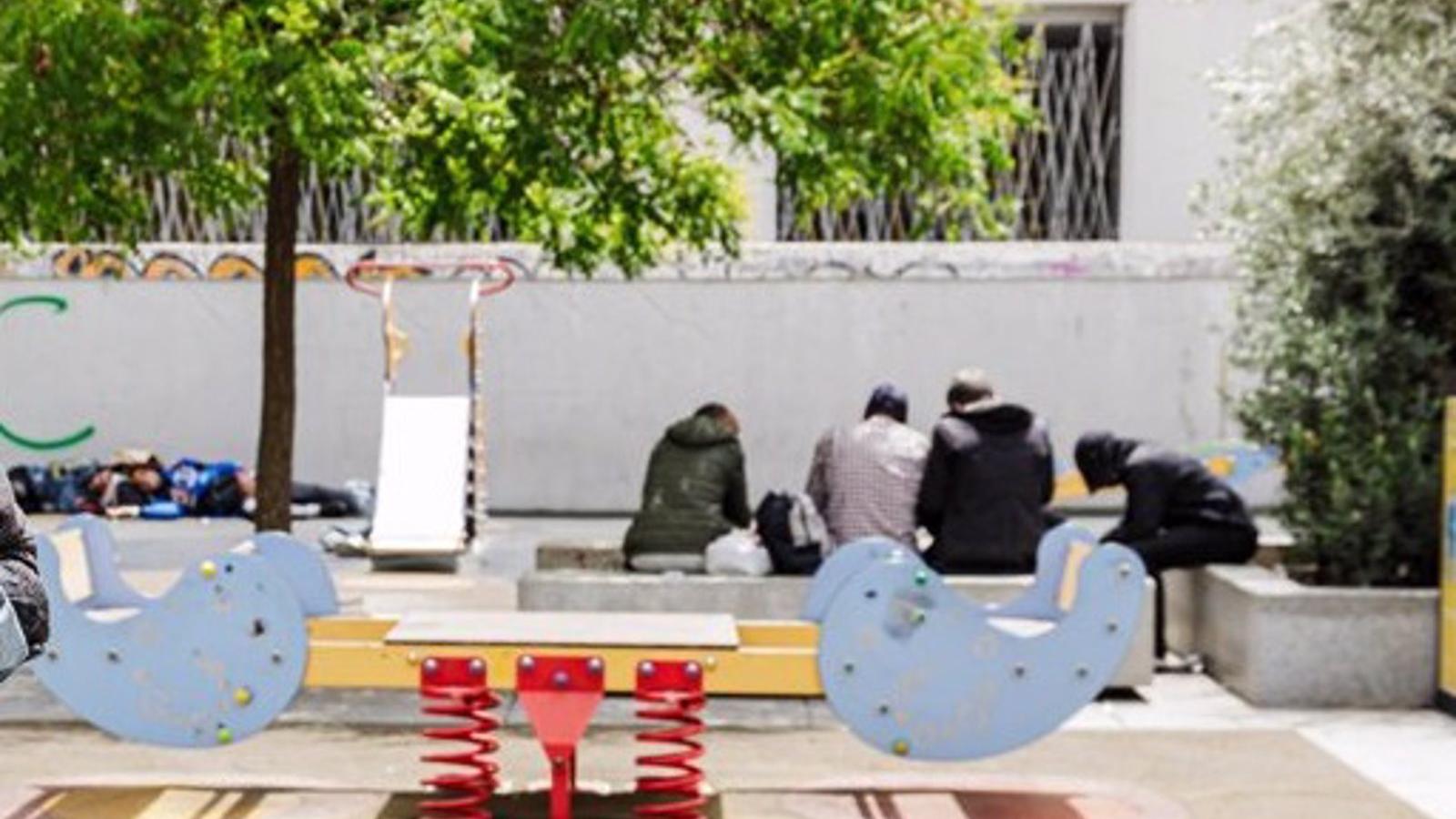 Un hombre de origen subsahariano raja la cara a un joven por una deuda de 20 euros en Lavapiés