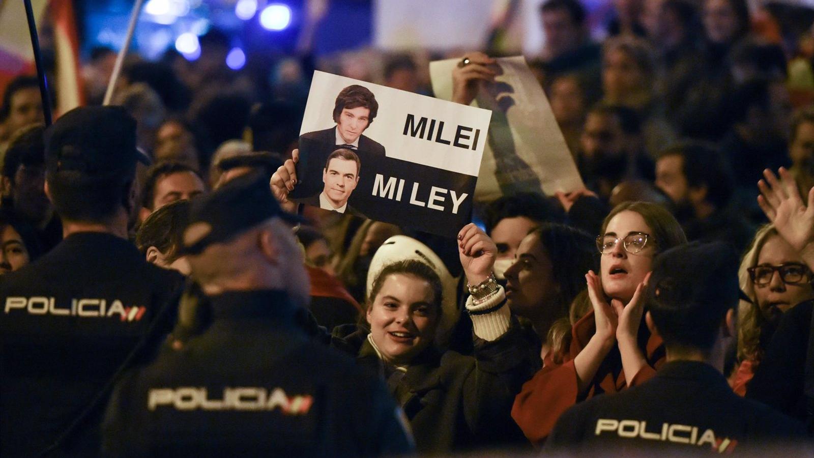 Decimonovena noche de protestas ante la sede del PSOE
