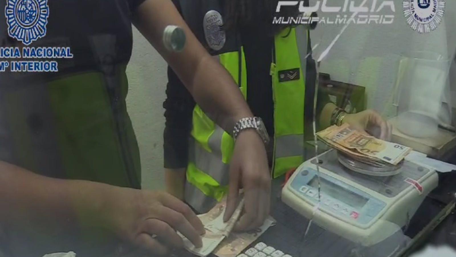 Doce identificados y cuatro joyas requisadas en una inspección contra irregularidades en locales de 'Compro Oro' en la capital