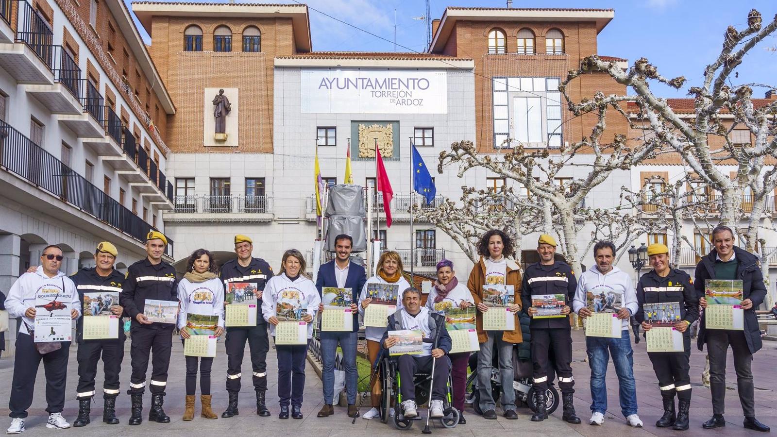 La Asociación de Esclerosis Múltiple de Torrejón saca a la venta su calendario solidario