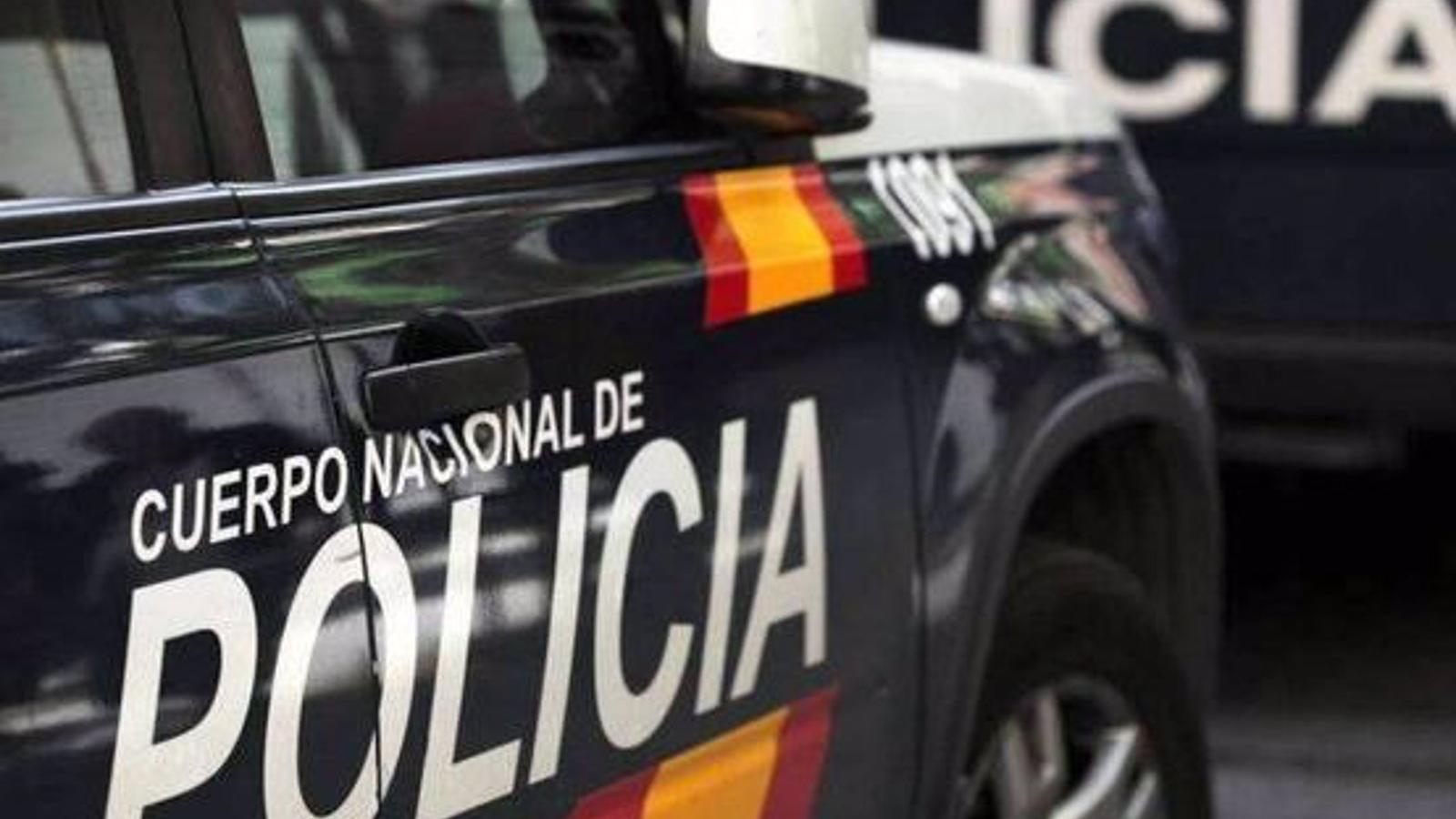Policía busca a un hombre que se ha hecho viral en redes por rajar un coche Tesla con un cuchillo