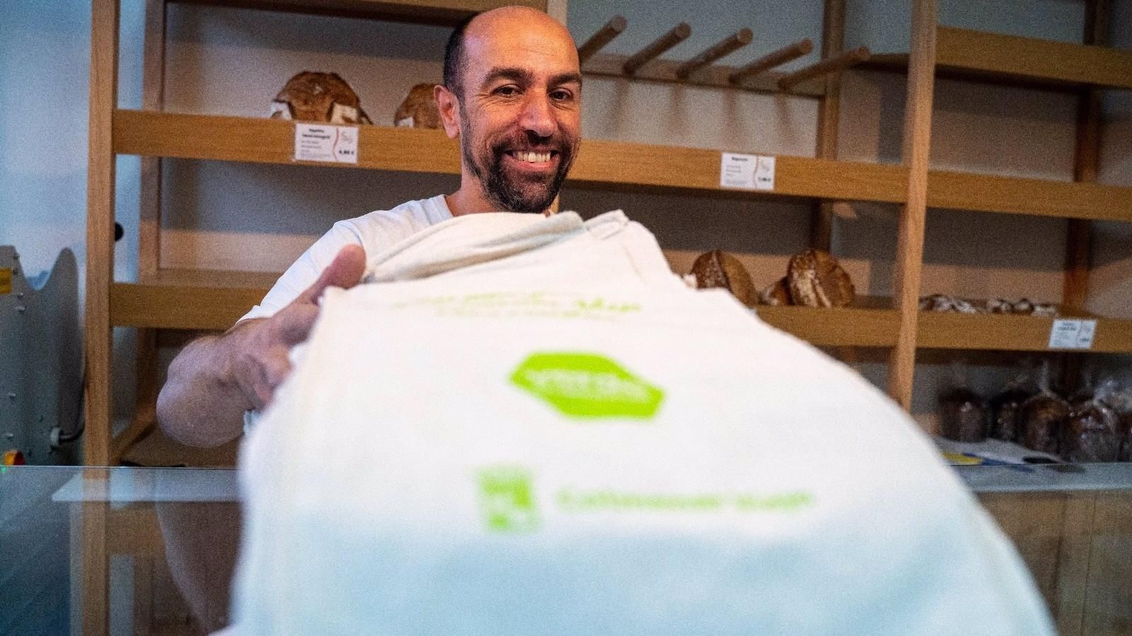 Panaderías y locales de productos a granel de Colmenar se suman a la reducción de residuos con bolsas de "infinitos usos"