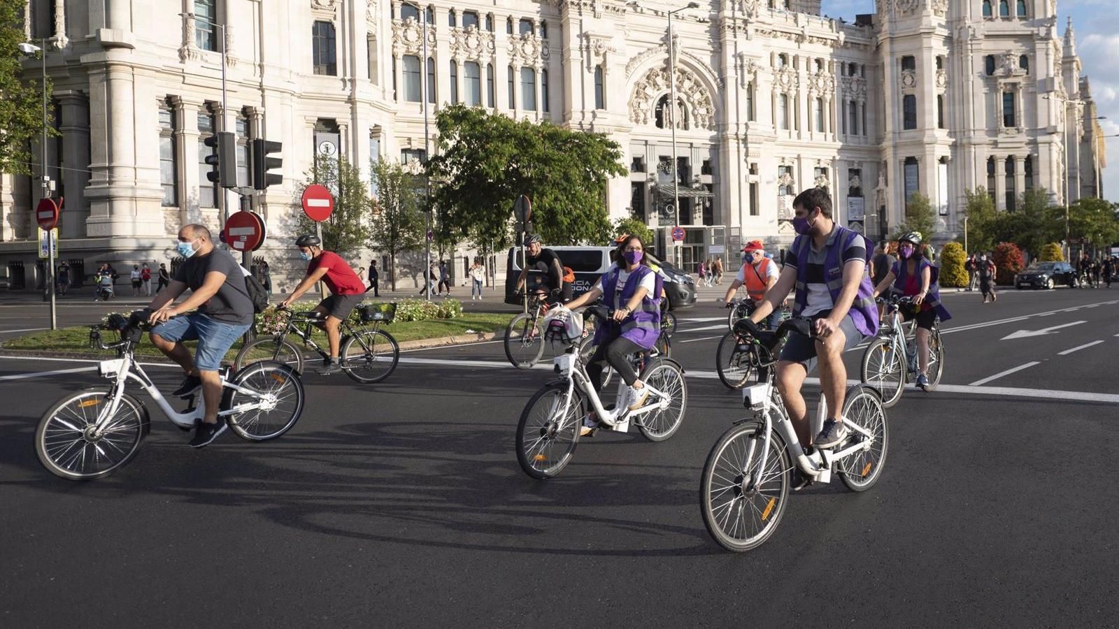 Los viajes en transporte público y andando ya superan vehículo privado en Madrid