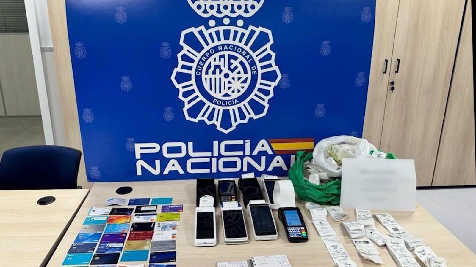  Dos detenidos en el distrito Centro por permitir el uso de más de 500 tarjetas robadas en comercios