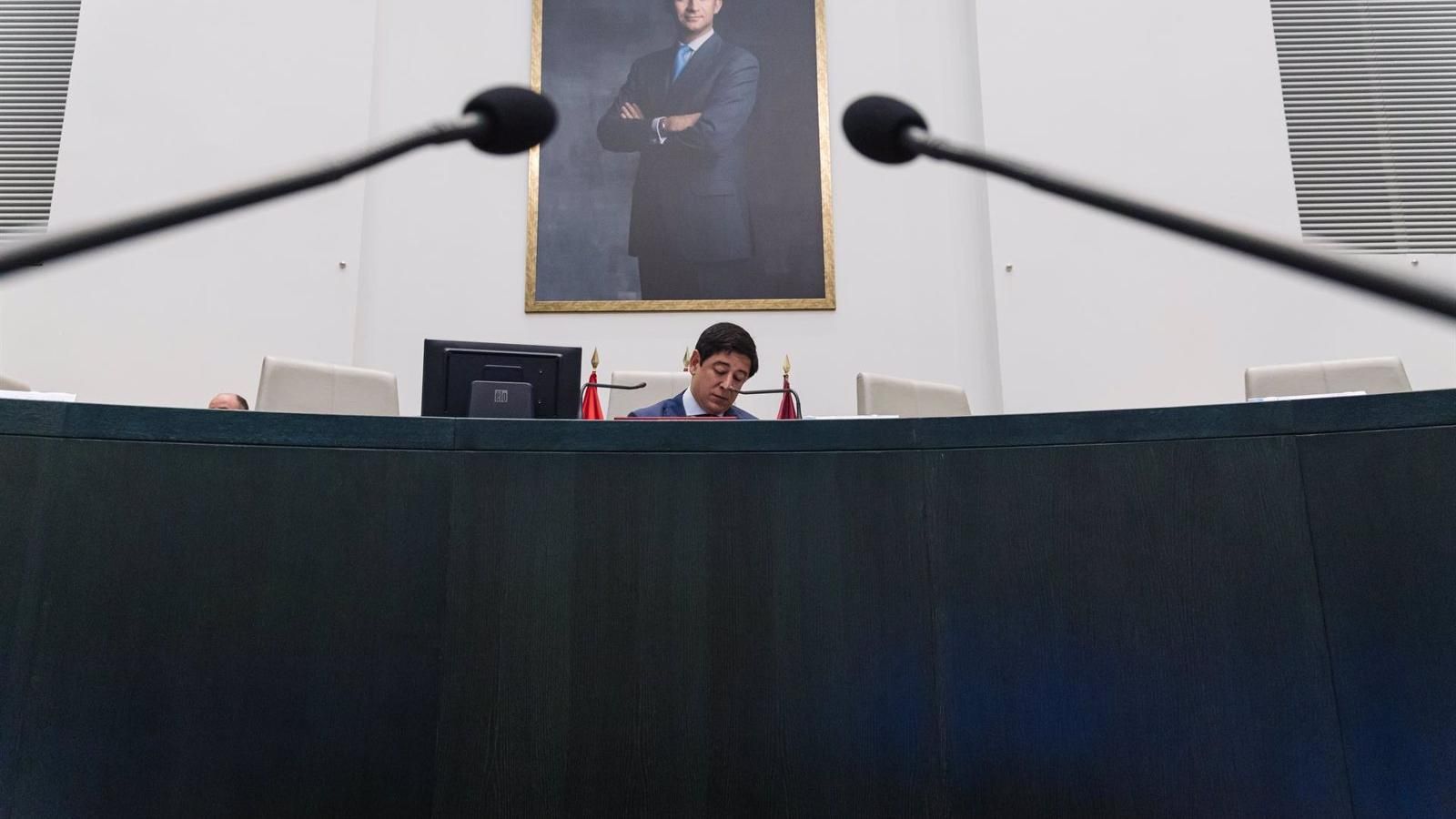 Expulsan a una invitada del Pleno de Cibeles por hacer "un corte de mangas" a un concejal de Vox