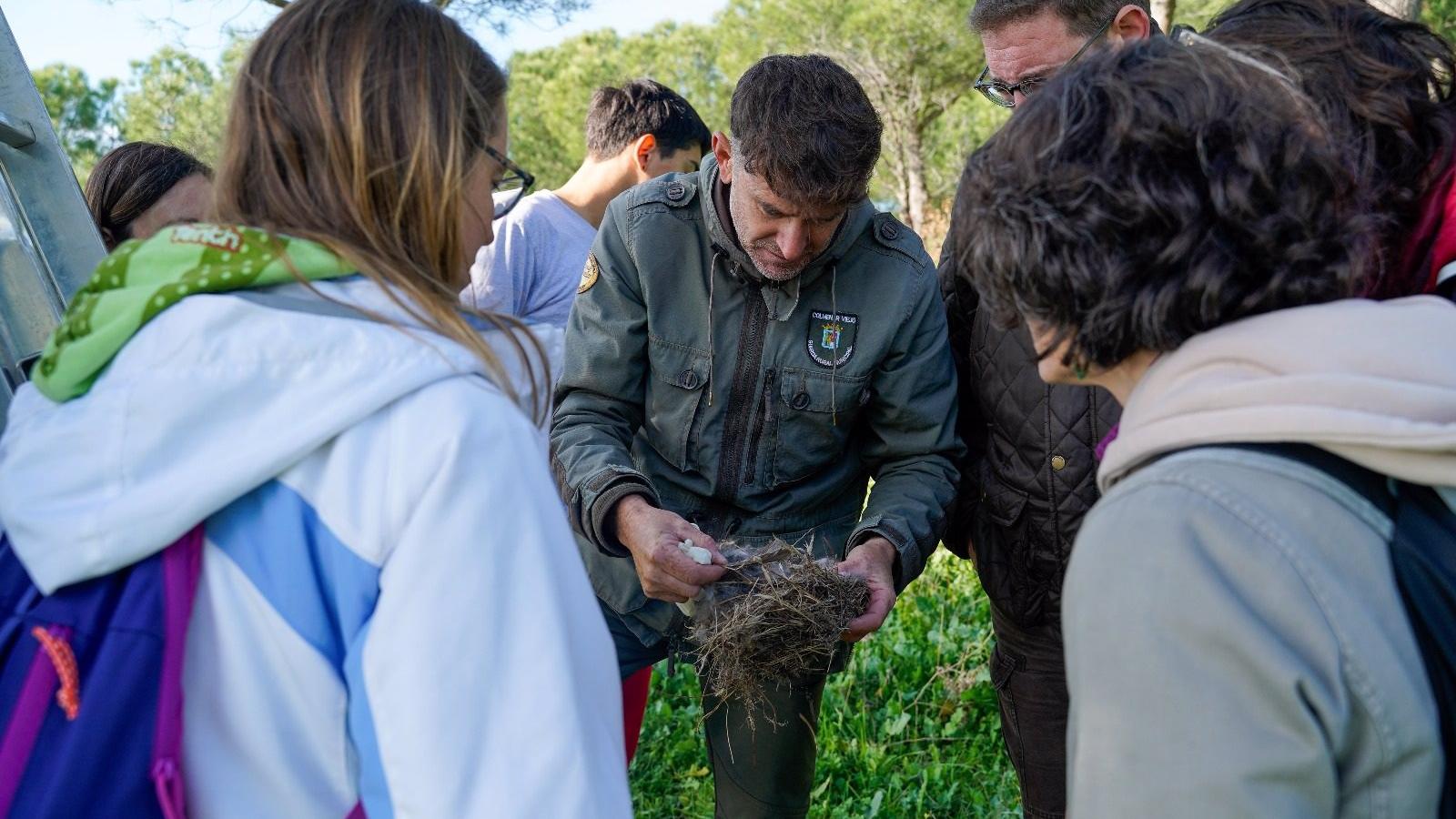 Alumnos de las ACE de Colmenar colaboran para mantener las cajas nido en la Dehesa para prevenir la procesionaria