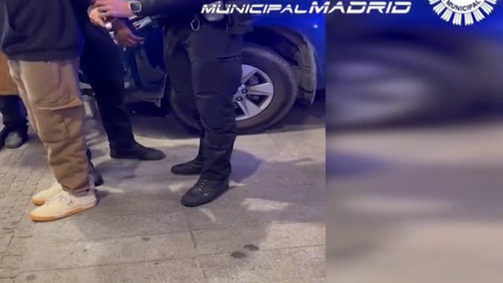  Roban el móvil a un hombre ebrio que se golpeó mientras paseaba por Carrera de San Jerónimo