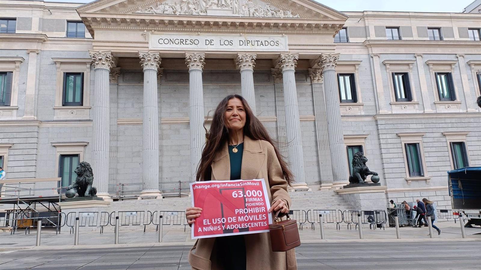 Una profesora madrileña entrega en el Congreso 63.000 firmas para que los menores "no tengan su propio móvil"