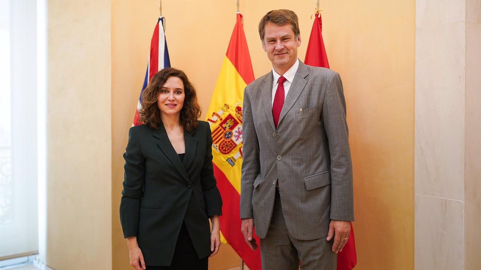 Díaz Ayuso se reúne con el embajador de Reino Unido en España para "fortalecer las relaciones políticas y comerciales"