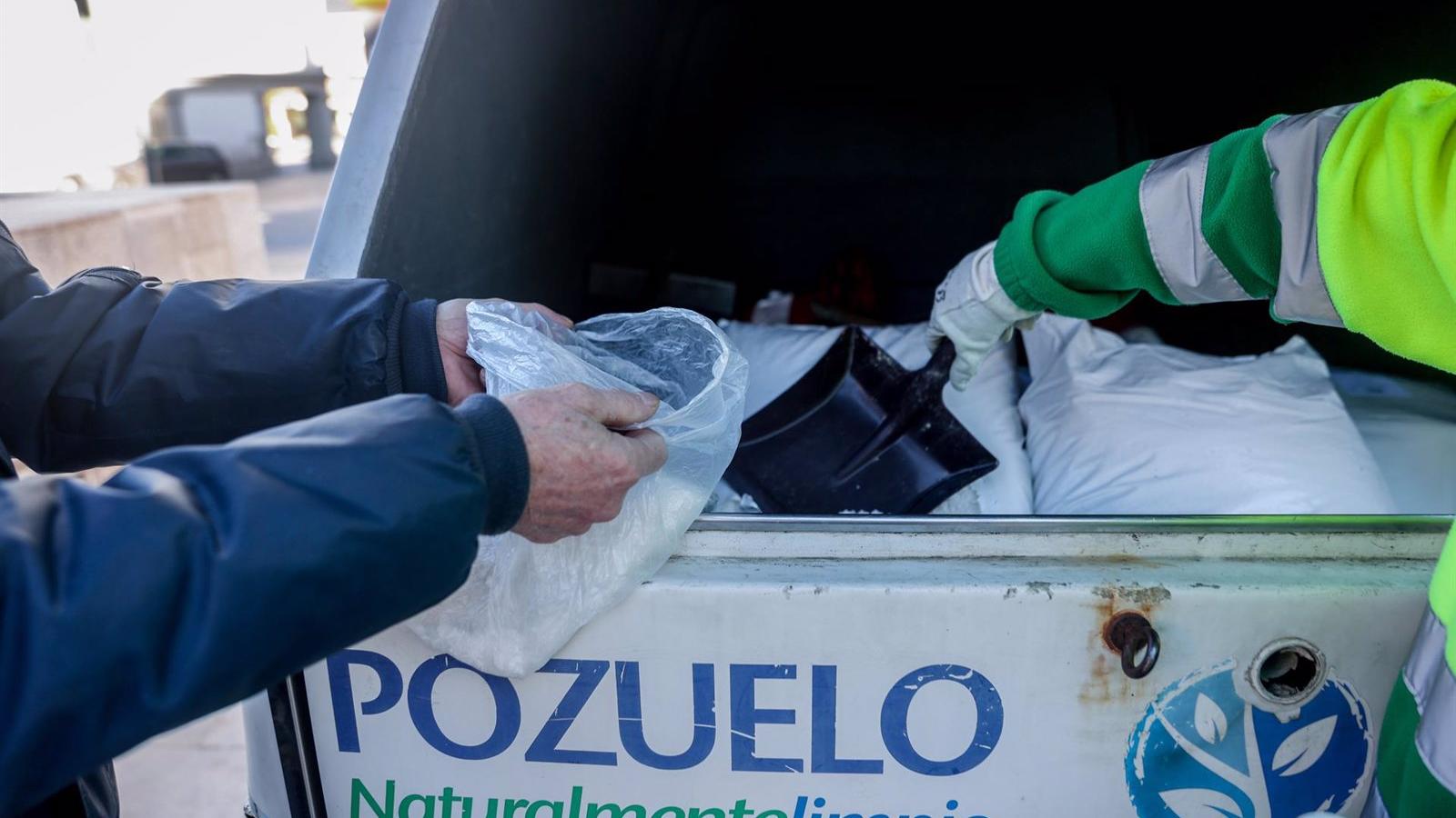 Pozuelo arranca la campaña de reparto de sal del Plan de Inclemencias Invernales