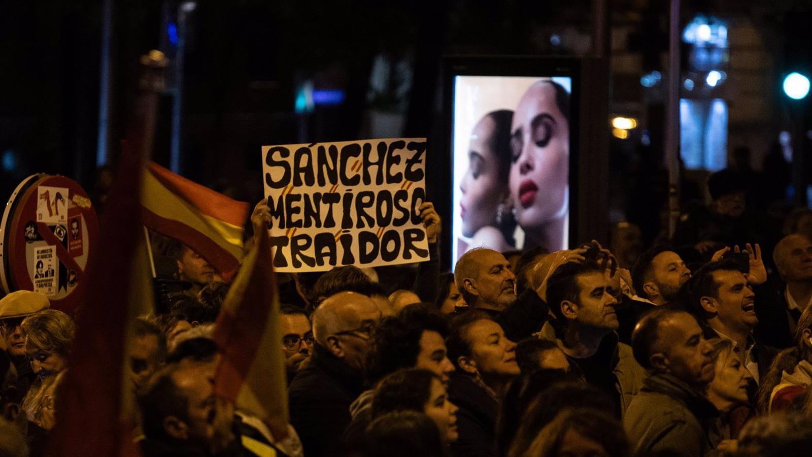 Menor afluencia por la lluvia en la vigesimoctava noche de protestas en Ferraz