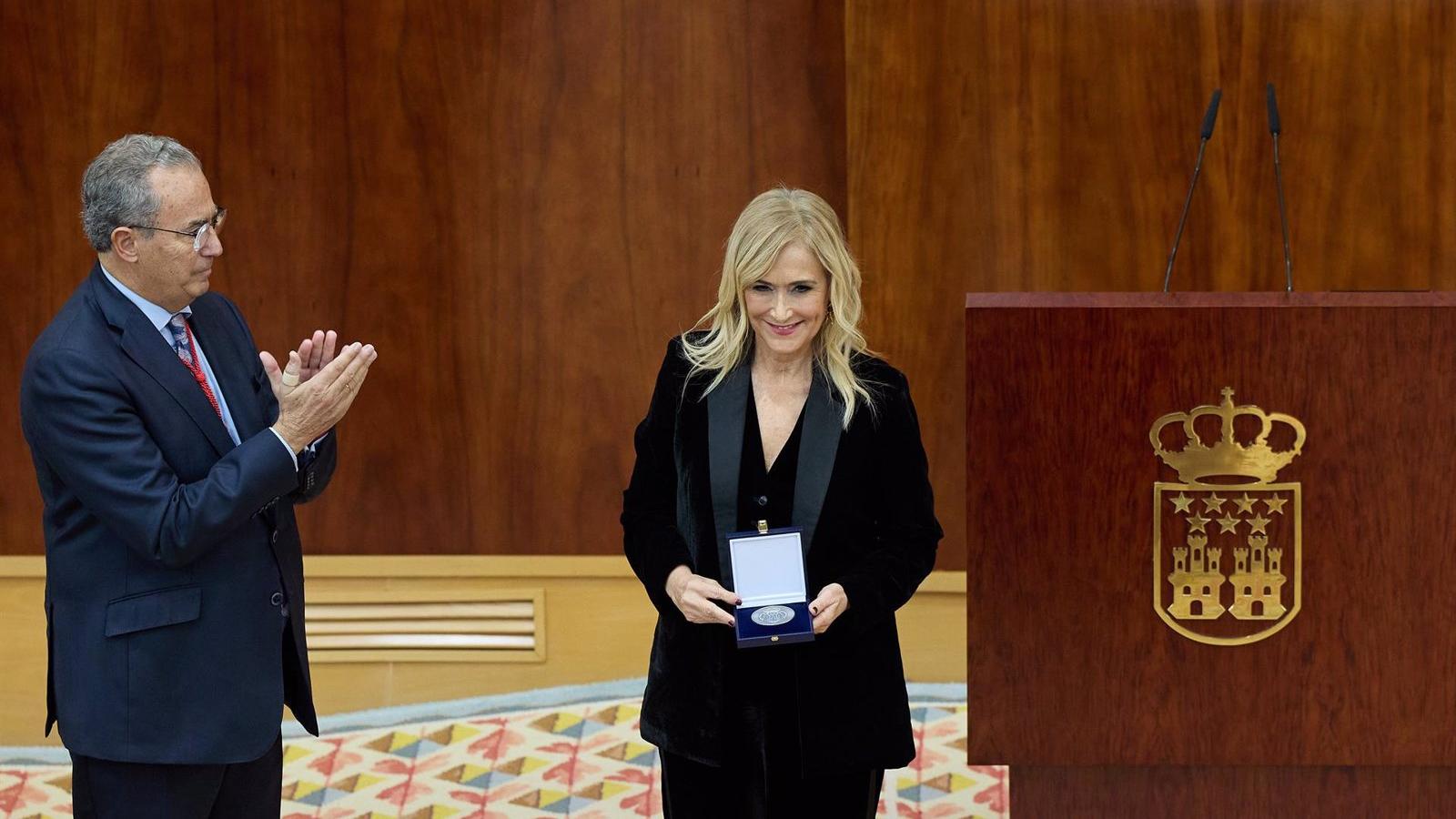 Cifuentes ruega a los diputados que las discrepancias ideológicas "no impidan la concordia" y que Madrid siga creciendo