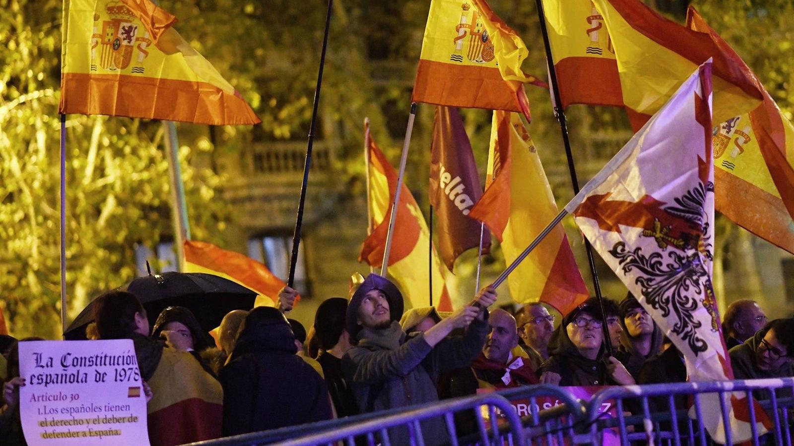Trigésima noche de protestas en Ferraz
