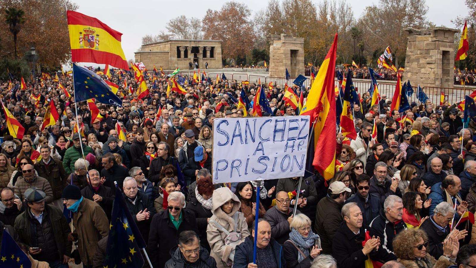 Miles de personas se manifiestan contra Sánchez en Madrid