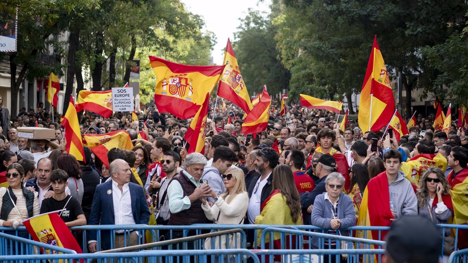 Un millar de personas se concentra frente a la sede del PSOE en Ferraz tras el acto del PP