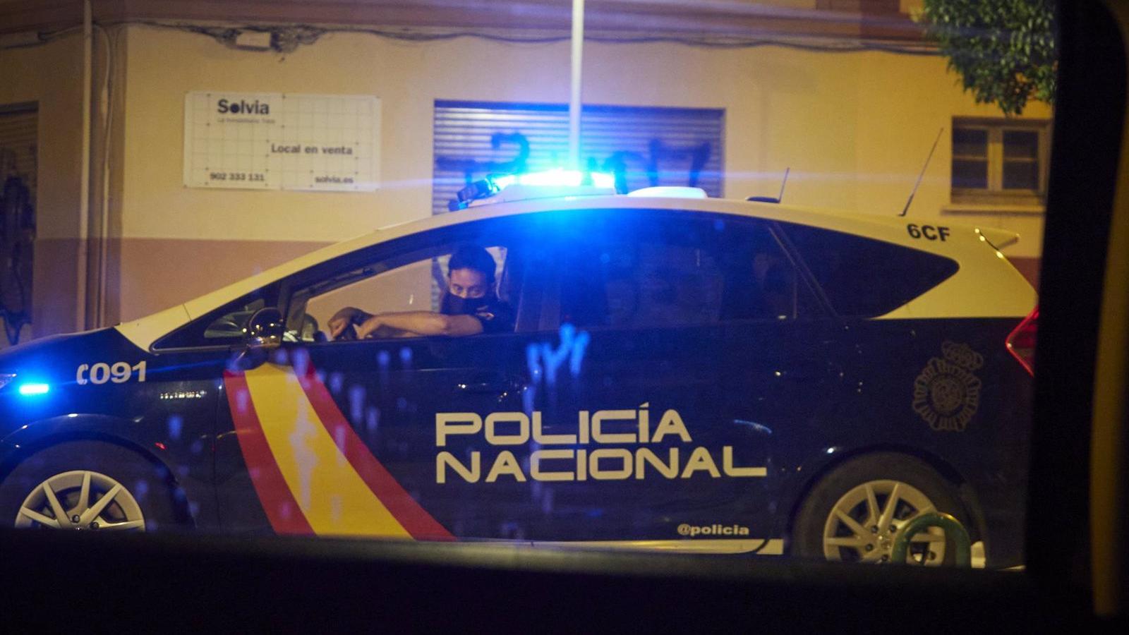 Un hombre entra en una casa de Tetuán, retiene a una joven y hiere a cuatro policías