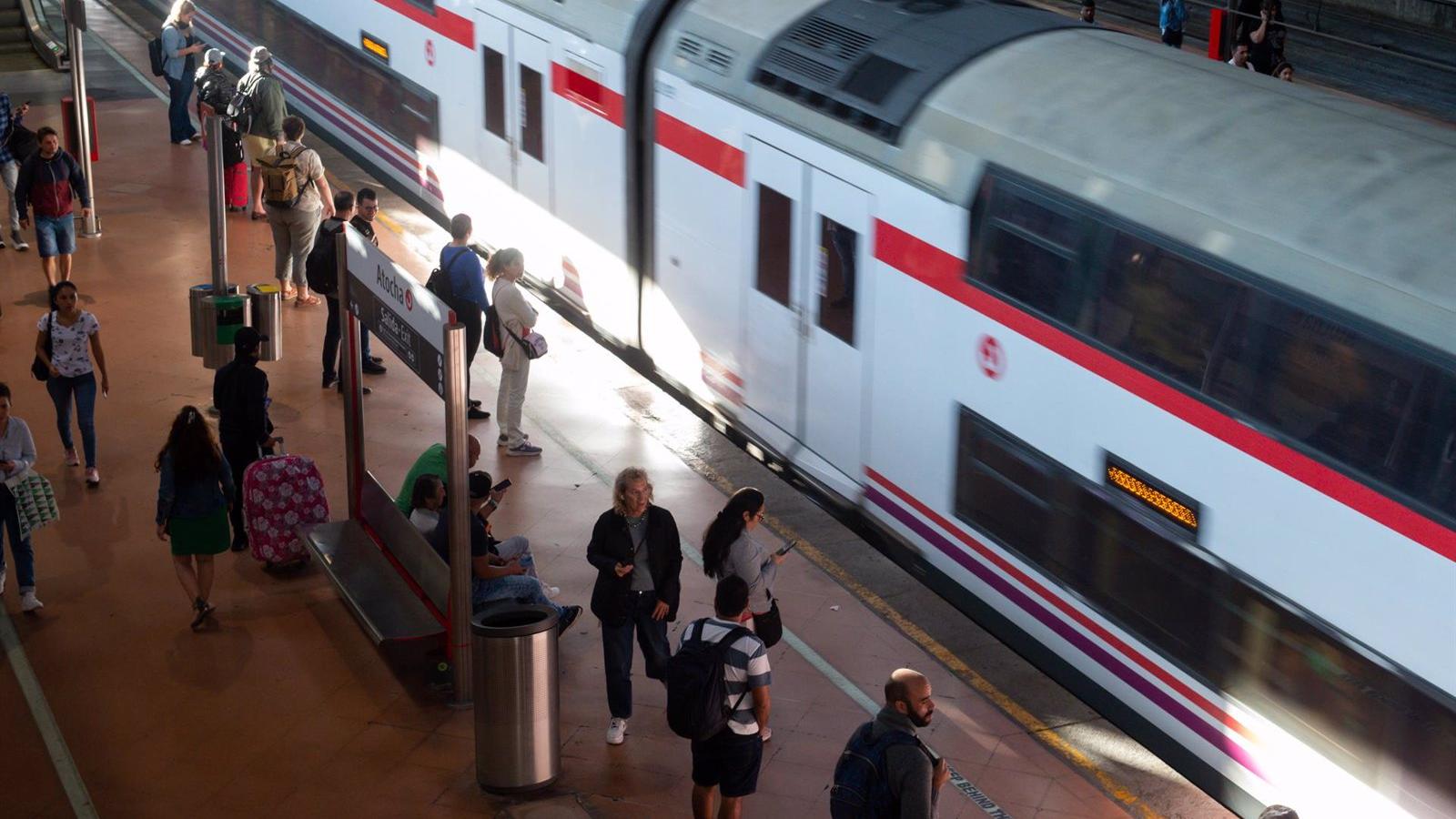 El túnel de Recoletos recupera la circulación tras descarrilar un tren
