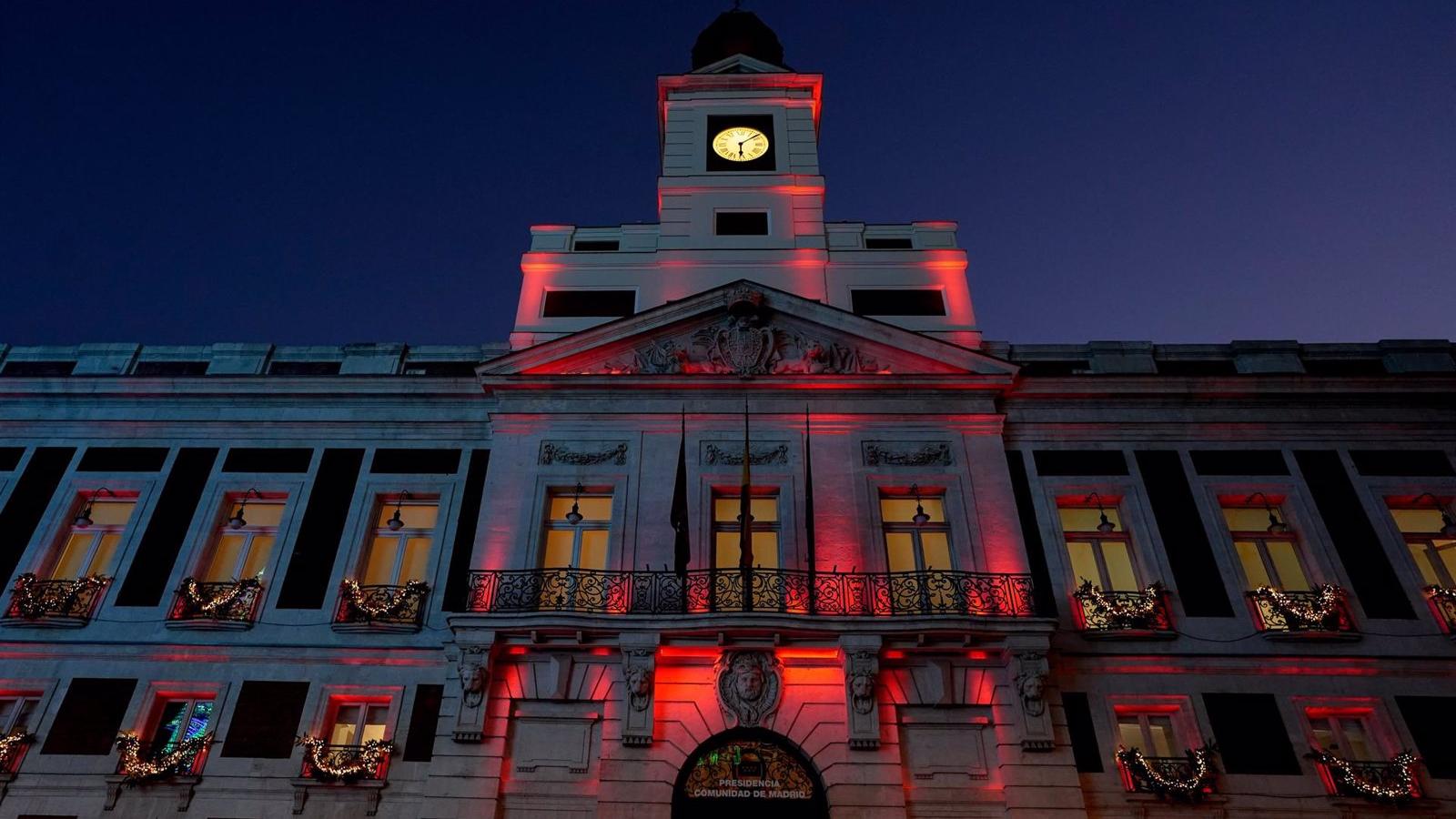 Los colores de la bandera de España iluminan la Real Casa de Correos por la Constitución