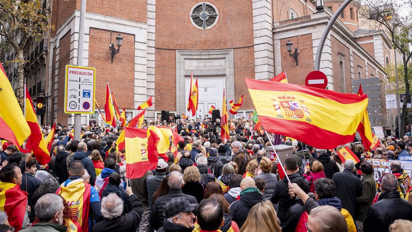 Cientos de personas se manifiestan frente a la sede del PSOE en Ferraz contra los pactos de investidura y la amnistía