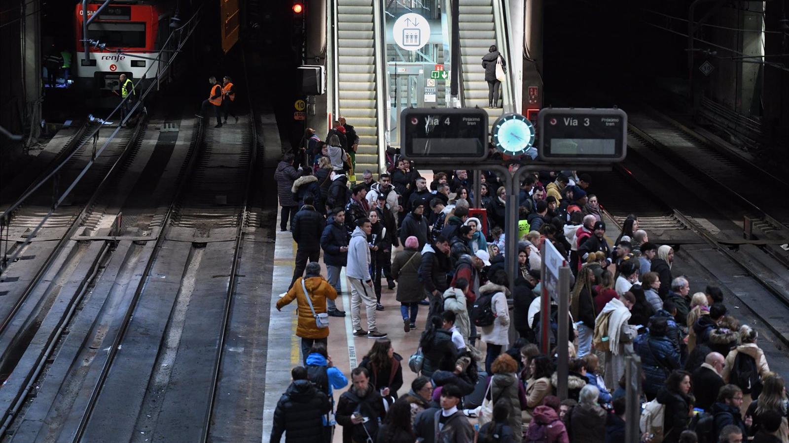 Cercanías sufre restricciones entre Atocha y Recoletos de madrugada tras salirse de nuevo un eje de la vía