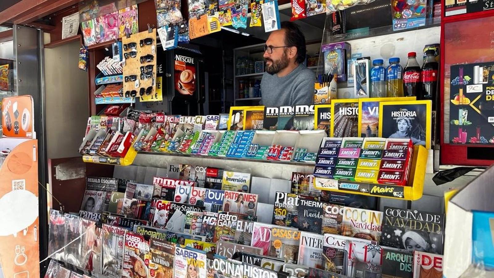 Cafés, cajeros, sudokus o paraguas, opciones de los quioscos de prensa para sobrevivir en la era de las pantallas